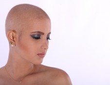 Chemoterapija nuo šiol nereikš nuslinkusių plaukų