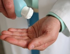 Vokietijos kompanija ieško dezinfekcinio skysčio rankoms tiekėjo