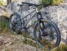 Suomijos įmonė ieško kalnų dviračių rėmų gamybos partnerių