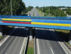 Mėlyna ir geltona spalvomis nušvito net 100 kilometrų kelio: iškelta ir viena didžiausių Ukrainos vėliavų