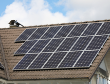 Gaminančių vartotojų saulės elektrinių skaičius ir galia per metus augo daugiau nei dvigubai